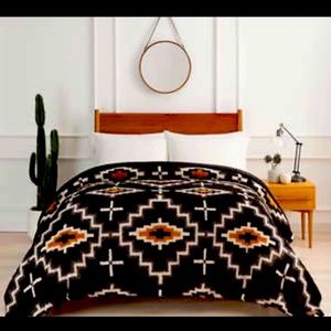 Pendleton Sherpa Fleece Black Blanket Otera